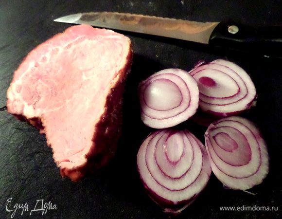 Для зажарки нам нужна копчёная грудинка с прослоечкой, но у меня был кусочек без жировой прослойки+красный лук (можно белый!).