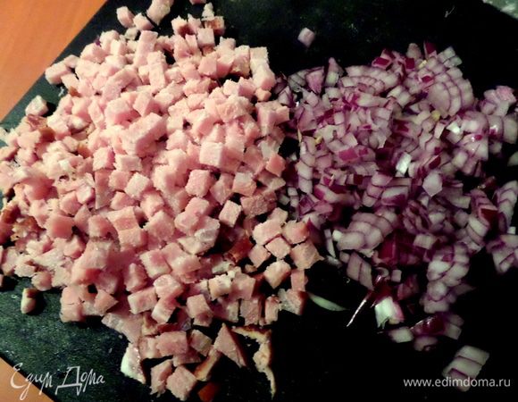 Измельчить мясо и лук... Несколько кубиков мяса выпросили умоляющие кошачьи глаза...
