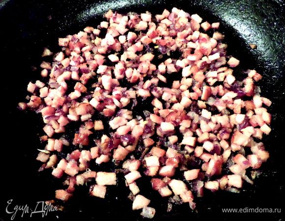 Зажарить на растительном масле, если без жира мясо... Есть вариант, что на данном этапе ввести сметану и перемешать, но можно и по отдельности сметану подать.