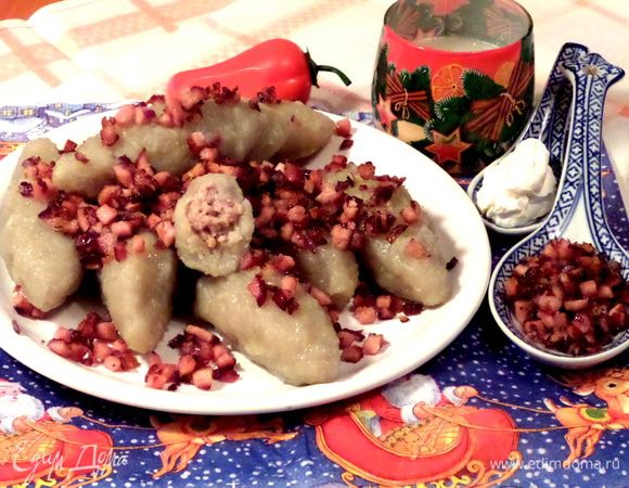 При подаче предлагаем сметану и угощаем горячими цеппелинами гостей и сами снимаем пробу))) Очень нежное картофельное блюдо! Старшему сыну так понравились, что повёз угощать ими подругу)))