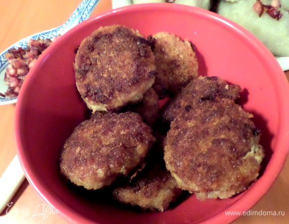 В оставшийся фарш вбиваем яйцо и жарим в панировке котлетки! Как всегда за всеми манипуляциями на кухне за мной наблюдали две пары кошачьих глаз)))