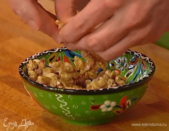 Грецкие орехи поломать на крупные кусочки.