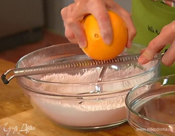 Цедру апельсина натереть на мелкой терке, из половинки апельсина выжать сок.