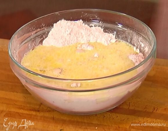 Яйцо соединить со 100 мл оливкового масла, молоком и апельсиновым соком и влить все в муку.