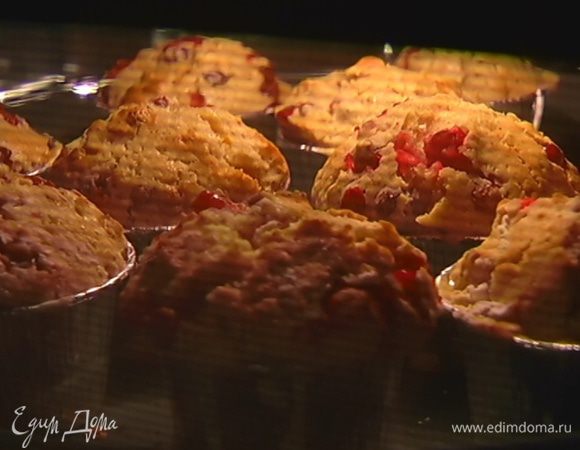 Небольшие формы для маффинов смазать оставшимся оливковым маслом, разложить тесто и выпекать в разогретой духовке 15 минут.