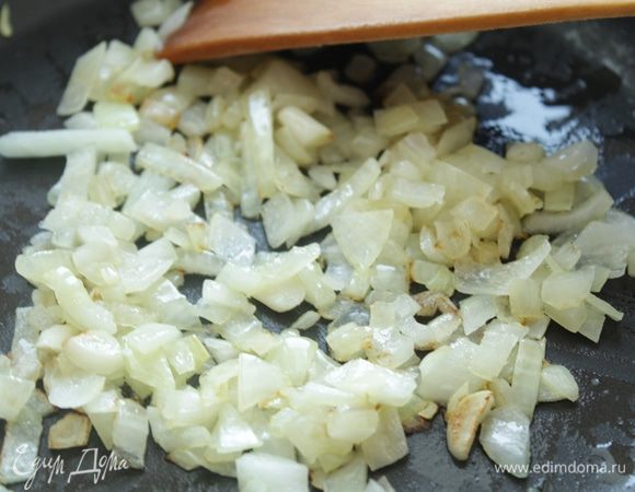 Лук и чеснок порезать, обжарить на оливковом масле.