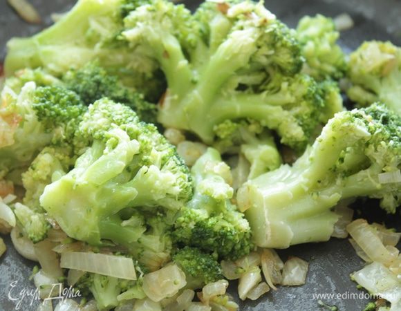 Добавить брокколи, потушить под крышкой мин 5.