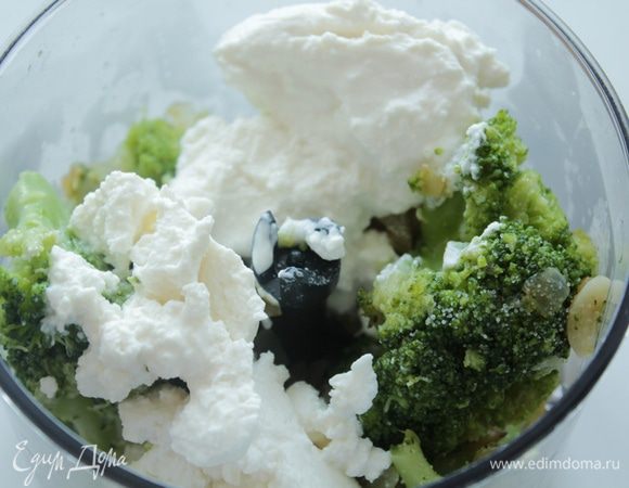 Брокколи с луком немного остудить, добавить рикотту, орегано, посолить, поперчить по вкусу. Пюрировать в блендере.