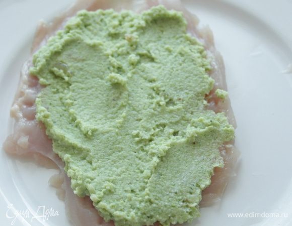 Вдоль филе сделать разрез, разделить грудки на две части. Хорошо отбить. Курицу посолить, поперчить, выложить начинку из брокколи и рикотты.