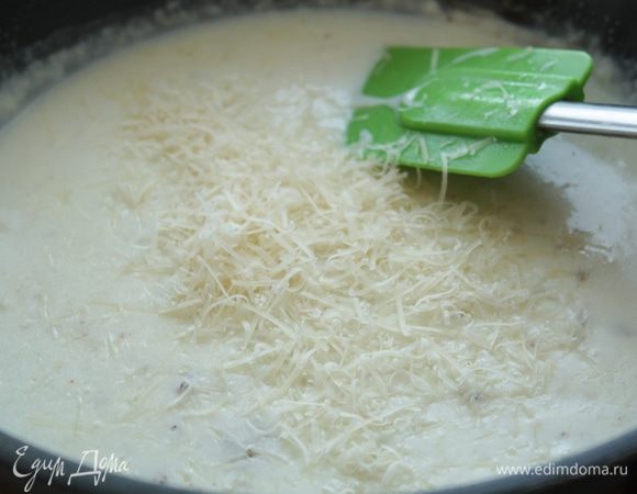 Приготовить соус "Бешамель":  растопить сливочное масло добавить муку и тщательно размешать венчиком. Продолжая размешивать, влить молоко. Довести до кипения, снять с огня, добавить мускатный орех, пармезан, соль и перец, перемешать. 