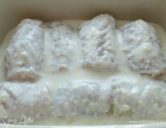 Рулеты уложить в смазанную оливковым маслом форму. Сверху залить соусом «Бешамель». Поставить в разогретую духовку.