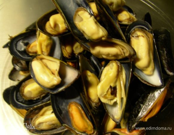В это время у мидий снимаем верхнюю ракушку, убираем попадающиеся мелкие водоросли. Нераскрывшиеся мидии выбрасываем.
