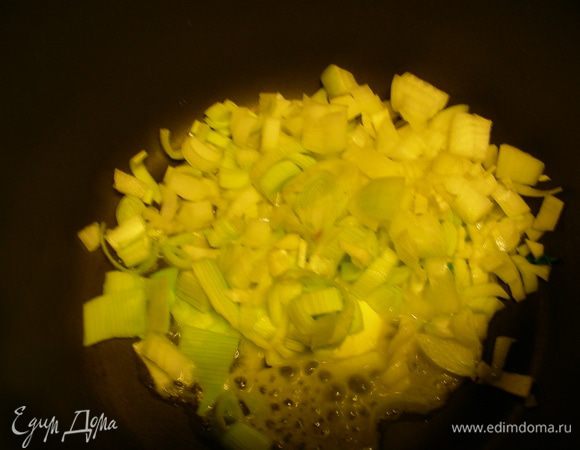 В другой кастрюле растапливаем сливочное масло и обжариваем на медленном огне до мягкости мелкопорезанные лук и чеснок. 
