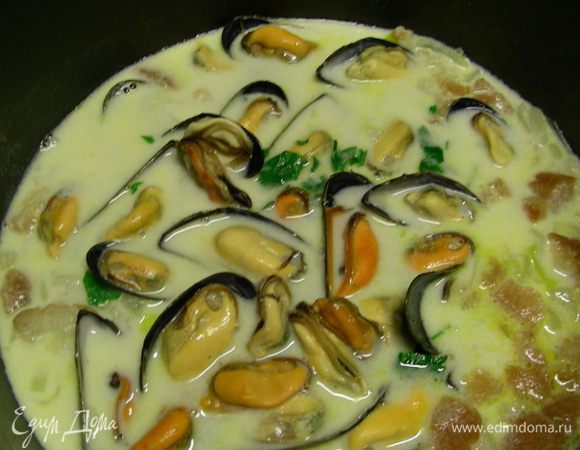 Добавляем мидии, чтобы они прогрелись. Добавляем сливки и петрушку. Все слегка прогреваем, не доводя до кипения. иначе сливки могут свернуться. 