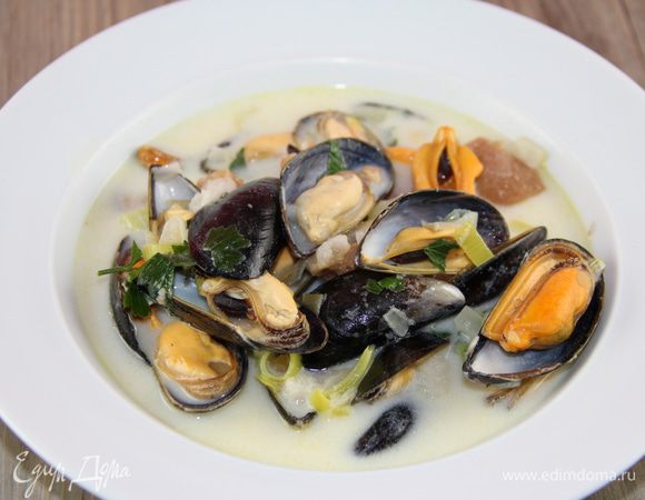 Раскладываем мидии по суповым тарелкам, заливаем бульоном и подаем. Приятного аппетита))