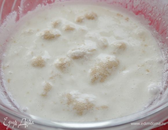 Кефир нагреть до теплого состояния. Добавить сахар, дрожжи, оставить на пару минут для активации.