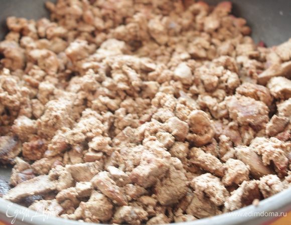 Для начинки: порезать мелкими кусочками печень, обжарить.
