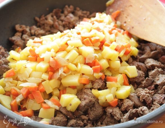 Морковь, лук, картофель порезать мелкими кубиками и обжарить отдельно до полуготовности. Добавить к печени.