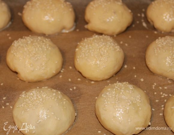 Сформировать пирожки, оставить минут на 15, смазать яйцом, посыпать кунжутом. Выпекать до золотистого цвета.