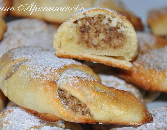 Орехи измельчить, смешать с сахаром и 1 яичным белком (желток пойдет на смазывание рогаликов). Тесто раскатать в пласт в виде круга, разрезать на одинаковые секторы (около 8 штук). На широкую часть выложить начинку (полную чайную ложку горкой). Свернуть сектор от широкого края к узкому, завернуть края, чтоб придать форму полумесяца. Выпекать около 20 минут при 230°С на смазанном маслом противне (я кладу пергамент и смазываю его маслом). Остывшие рогалики можно посыпать через ситечко сахарной пудрой.