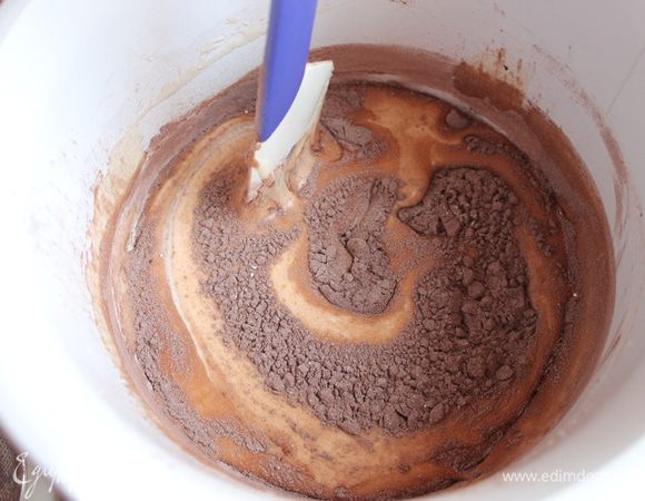 Взбиваем 2 яйца с 2 ст.л. горячей воды 1 минуту. Добавляем сахар и еще взбиваем 2 минуты. Далее смешиваем муку, какао и разрыхлитель. Добавляем все через ситечко в наши яйца. Аккуратно перемешиваем.