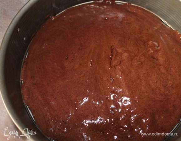 Форма 26 см. Застилаем бумагой и выливаем нашу массу. Ставим на 20 минут при 180°С. 