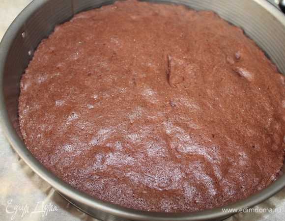 Такой бисквит получился. Даем ему остыть, убираем бумагу.