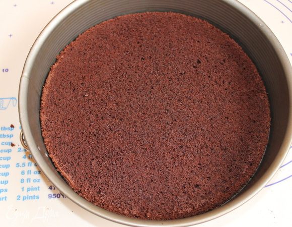 Переворачиваем бисквит и кладем его назад в разъемную форму.