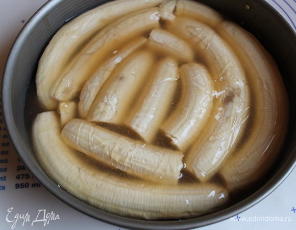 Поливаем нашим желе сверху банан. Я немного дала массе остыть и поливала сразу.Уберем в холод, пока будем делать крем.