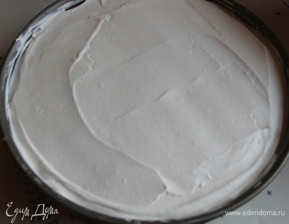 Взбиваем 400 мл сливок с 2 ложками сахара. Желатин берем листовой, 3 штуки (5 г). Зальем холодной водой. Когда он будет готов, то есть будет мягкий, берем 30 мл сливок, разогреваем на огне и добавляем наши пластинки. Хорошо размешиваем и выливаем в сливки. Я еще раз слегка взбила. Выливаем наш крем на бананы. Убираем в холод на 2 часа.