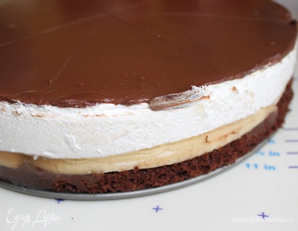 На следующий день убираем форму. Для этого ножом аккуратно пройдемся между формой и тортом. Можно было оставить бока торта так, но я сделала небольшое украшение. Для этого взбила 200 мл сливок, 2 пластинки желатина залила водой холодной. Затем распустила его на огне, можно в 30 мл сливок и добавила его в крем. Немного дать постоять ему. Я сразу начала украшать бока. Затем с помощью шприца нарисовала полоски (делала такое первый раз). Берем шоколадные палочки или соломку и кладем сверху. Бока я прошлась снизу вверх специальными зубчиками.  Ну вы можете украсить по-своему! 