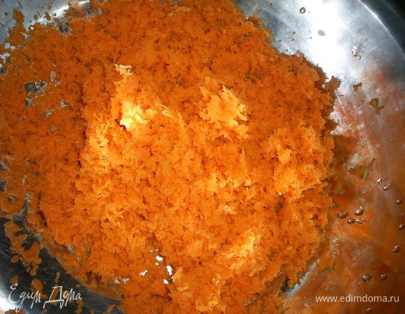 Вес морковки я указала уже очищенной и натертой. Ее мы натираем на самую мелкую терку. 