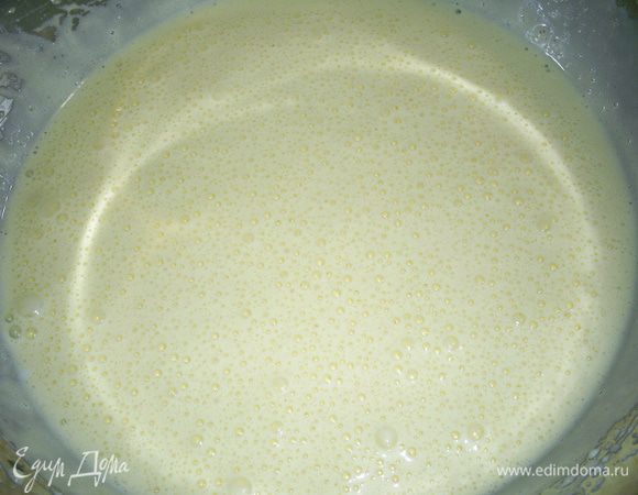 Не прекращая взбивания, тонкой струйкой вливаем масло. Взбиваем еще пару минут