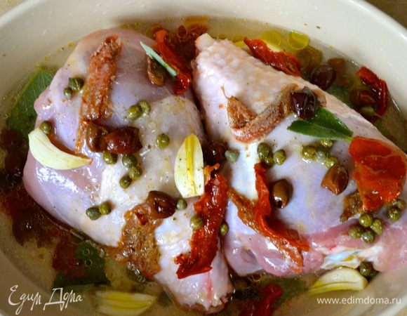 В конце добавить белое вино и поставить все запекаться в предварительно разогретую до 180-200°С духовку примерно на 1 час. За время запекания перевернуть голяшки один или два раза... Если увидите, что соус слишком испарился, в процессе выпечки можно добавить немного вина или воды... 