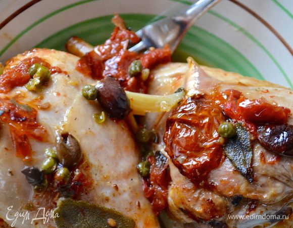 Готовое мясо достать из духовки и сразу же подавать с Вашим любимым гарниром! Очень вкусно с картофельным пюре и тушеными овощами... ))) Приятного аппетита!!!  