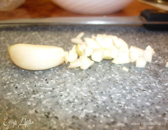 Чеснок тоже. Я люблю чесночок порезать. Но через давилку тоже классно будет.