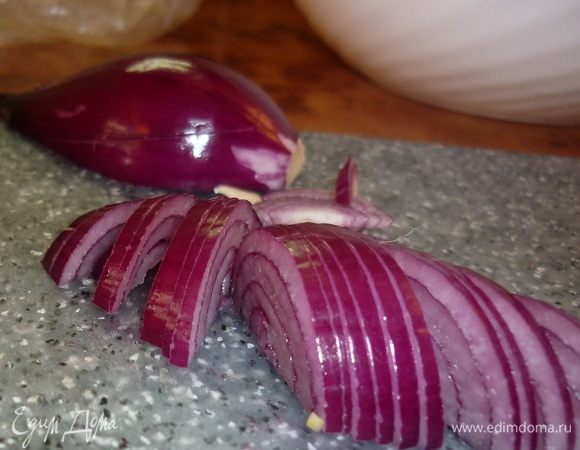 И, конечно, красный лучок. Зеленый тоже к месту. И белый можно, просто от красного салатик такой радостный получается.