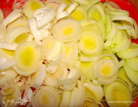 Порей порезать кольцами, обжарить на растительном масле.