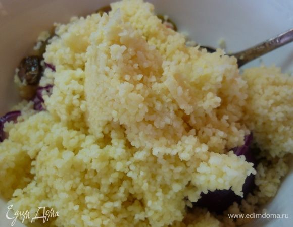 Все складываем в салатник. Его цвет играет важное значение. Мой беленький особенно подчеркнет яркие краски восточных мотивов.