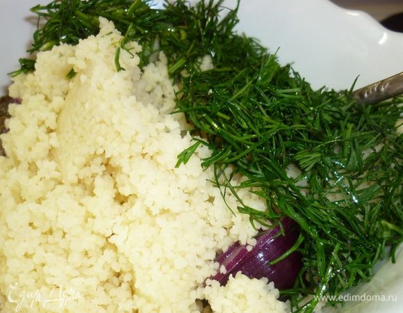 А теперь зеленушку меленько покрошим. Тут идет все подряд. Особенно классно с кинзой, укропом и петрушкой. Посолить. Можно поперчить черным перчиком. И умаслить маслицем. Отлично понимаю, что тут в тему оливковое. Но  мой изысканно-извращенный вкус принимает только рафинированное подсолнечное или виноградное. Поэтому из чисто патриотических чувств я лью подсолнечное. Перемешиваем. А теперь ложку побольше. Пардон, вилочку... Наслаждаемся самым в-кус-кус-ным салатиком.