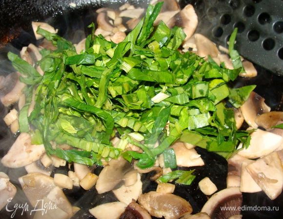Грибы порезать, обжарить отдельно, до готовности, поперчить. В самом конце, буквально за 1 минуту добавить порезанный свежий шпинат, перемешать несколько раз, снять с огня.  Вообще, чтобы овощи не теряли цвет и вид, лучше все всегда обжаривать отдельно (примечание))).