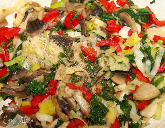 Перец порезать, обжарить так, чтобы он не потерял форму и сочность, не то полной готовности. Все ингредиенты смешать. Добавить смесь перцев. 