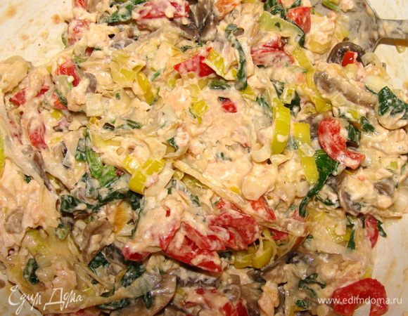 Дальше у нас есть выбор: 1. можно потереть сыр и смешать с ним начинку. 2. можно смешать начинку с пастой из подкопченного лосося. Я использовала готовую. Но ее можно и самим приготовить из подкопченного лосося х/к, консервированных ананасов, консервированного репчатого лука, запаренных сушеных яблок и майонеза.