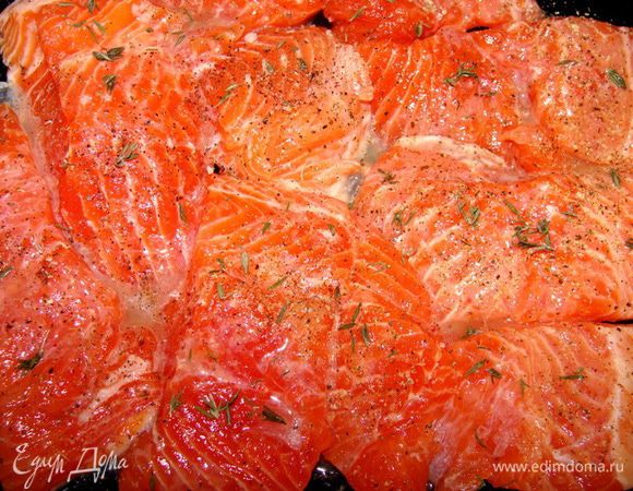 Филе лосося порезать на порционные кусочки, примерно по 100 г. У меня 8 кусочков. Посолить, поперчить. Ободрать листики с нескольких веточек тимьяна, посыпать рыбу. Сверху полить лимонным соком. Пусть постоит минут 20.