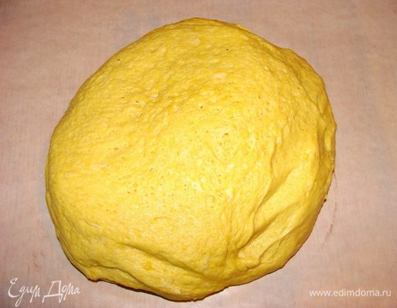 Тесто дрожжевое можно приготовить свое. У меня постное не сладкое, с куркумой. Дрожжи развести в теплой воде с 2 ст.л. сахара, дать подойти, добавить масло растительное. муку просеять, смешать с куркумой и солью (по вкусу). Добавить дрожжи с маслом, замесить густое тесто. Дать ему подойти, обмять и дать еще раз подойти. выложить на доску или стол.