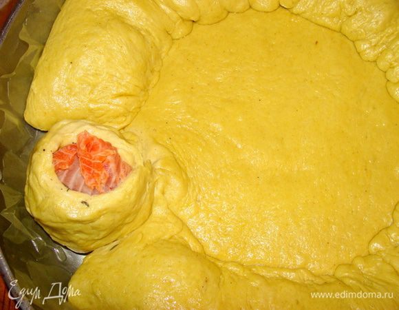 Каждый кусочек рыбы обрезать с двух сторон вместе с тестом. Повернуть на 90 градусов.