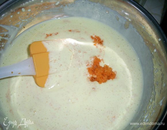 В три приема добавляем тертую морковь. Аккуратно размешиваем лопаткой.