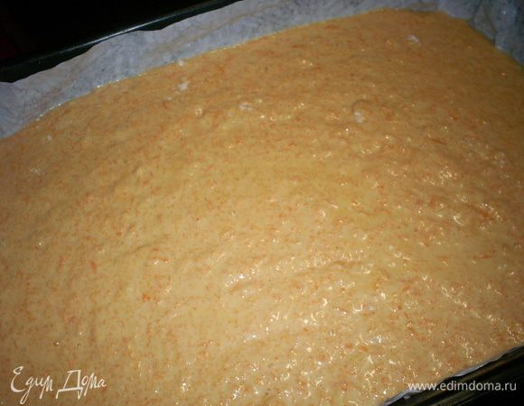 Добавляем в два приема просеянную с разрыхлителем муку. Каждый раз аккуратно перемешиваем лопаткой. Тесто выливаем в форму (у меня 20х30), застеленную пергаментом.