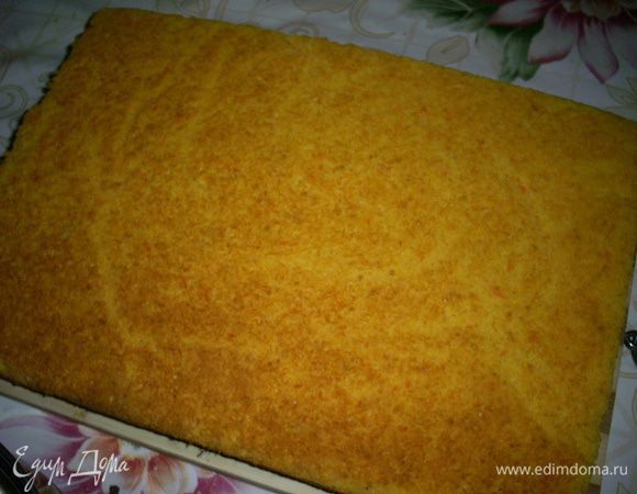 Выпекаем в разогретой до 180°С духовке до готовности и легкого зарумянивания. У меня пирог пекся примерно 35 минут. 