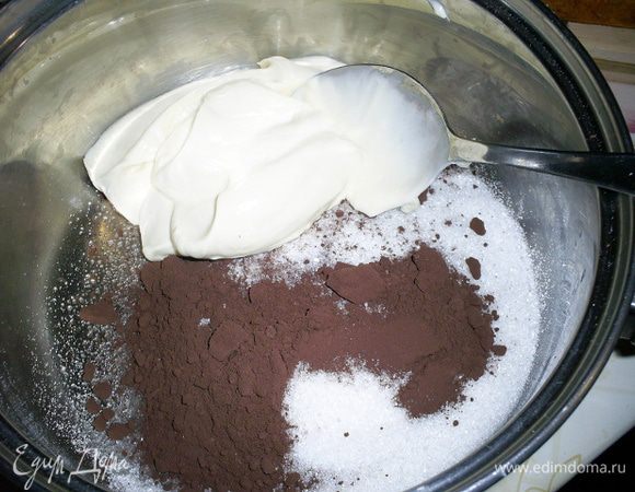 Пока пирог остывает, приготовим глазурь. Смешаем сахар, сметану и какао.